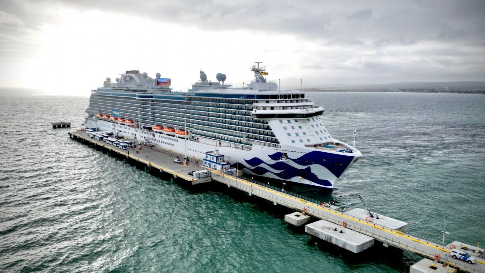 Llega a Puerto Madryn el crucero más grande de la temporada