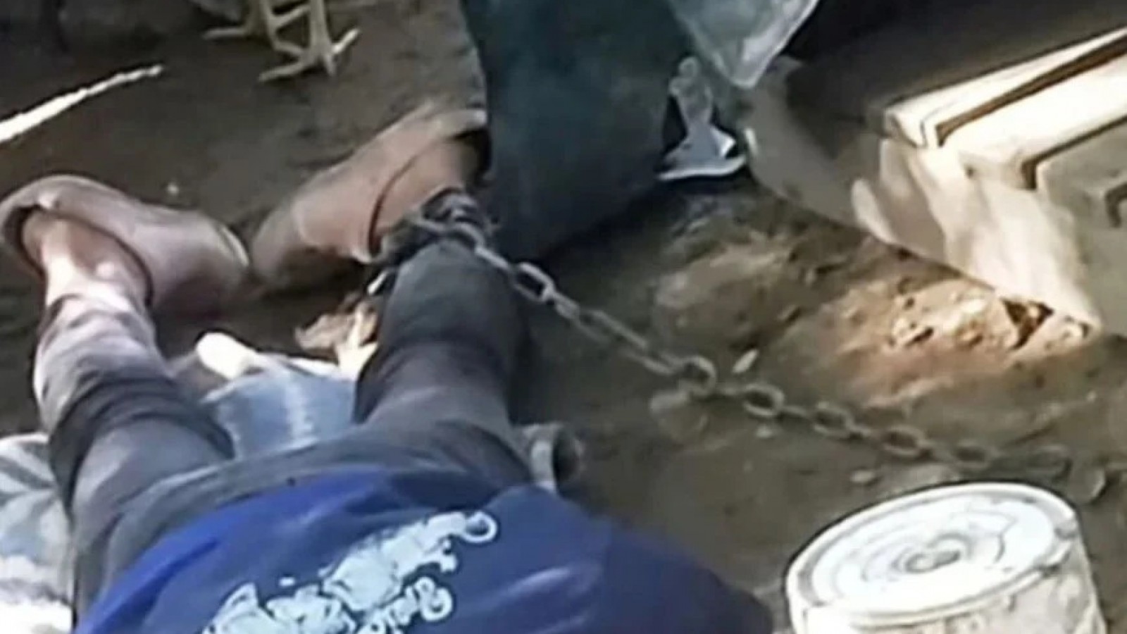 Rescatan a una mujer con discapacidad encadenada en una cucha de perro