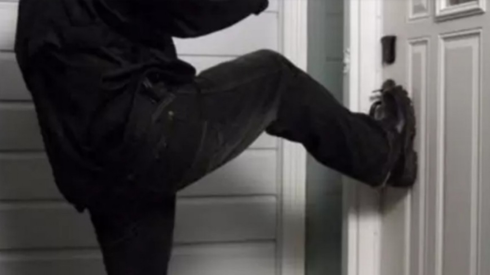 Borracho dañó una puerta para entrar a una casa, y terminó dormido en la vereda