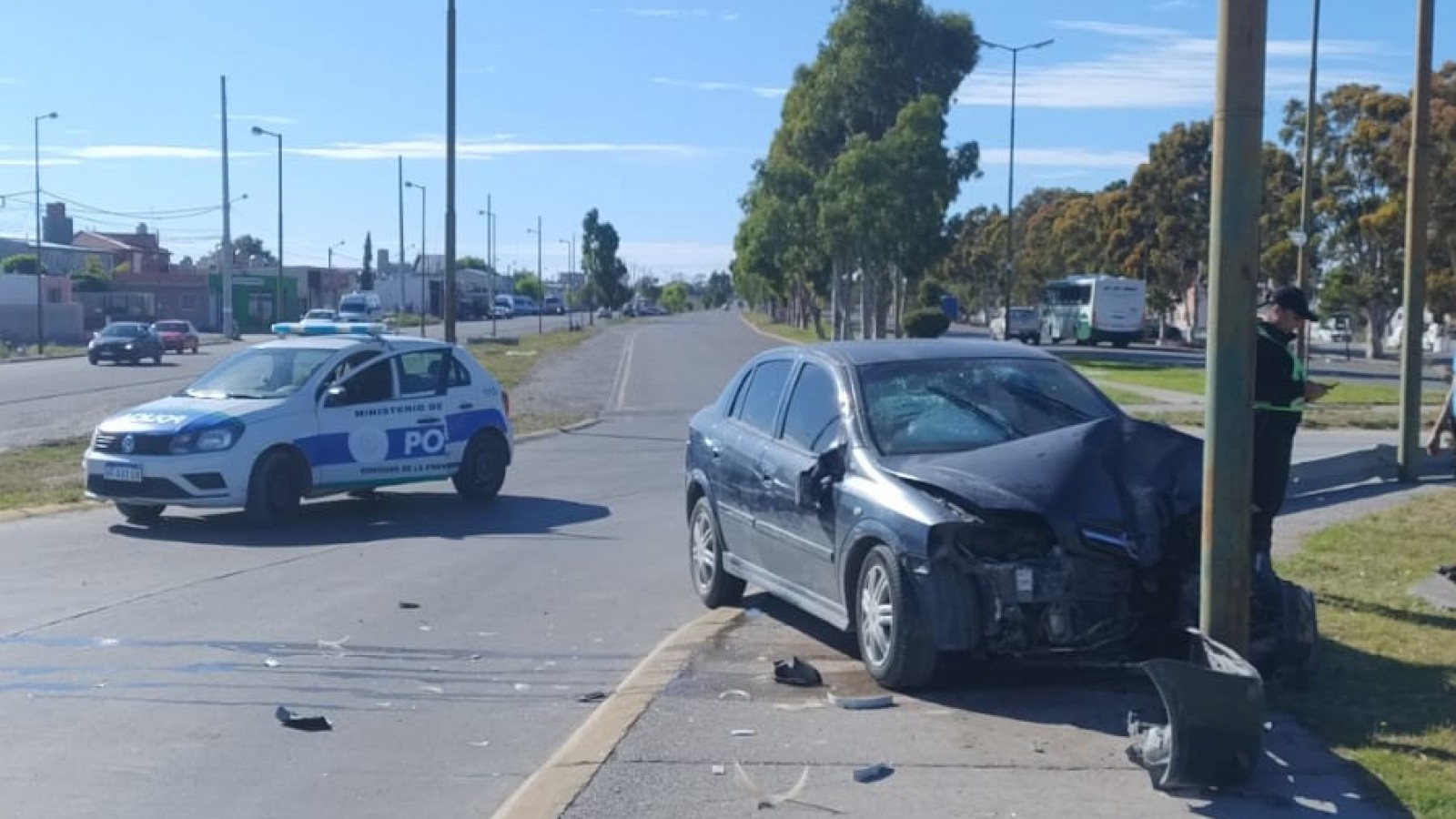 Un conductor se quedó dormido y chocó contra una palma de luz