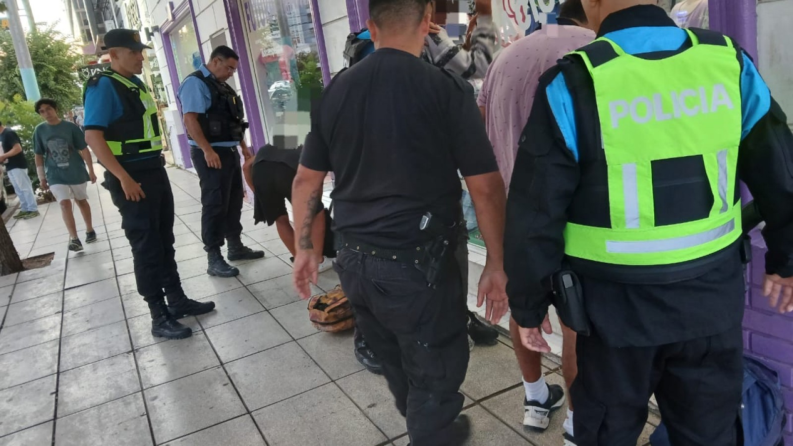 Tres detenidos tras intentar robar en un comercio en el centro de Trelew