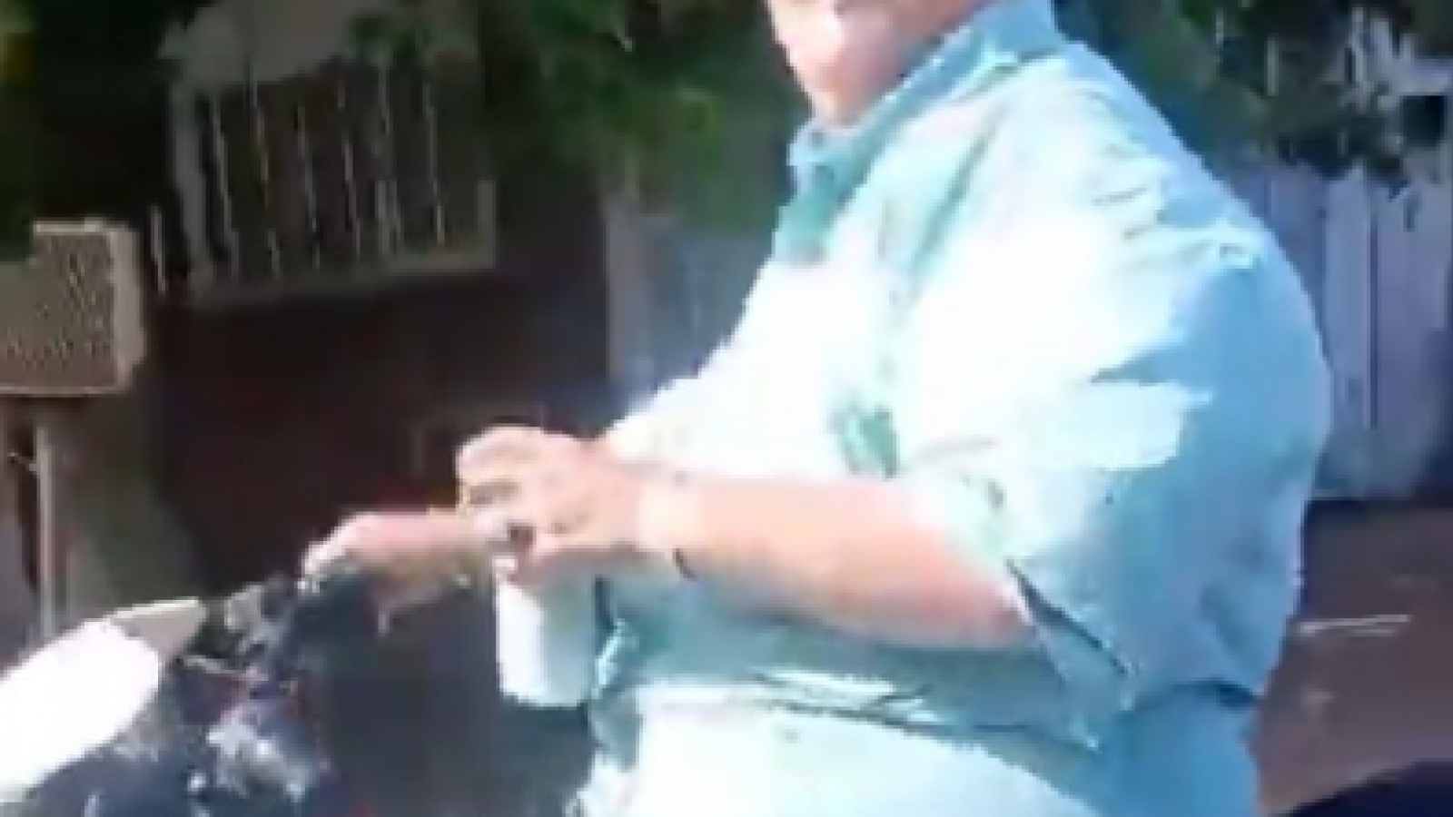 Filmaron a un inspector de tránsito violando normas mientras manejaba sin casco y con cerveza en mano