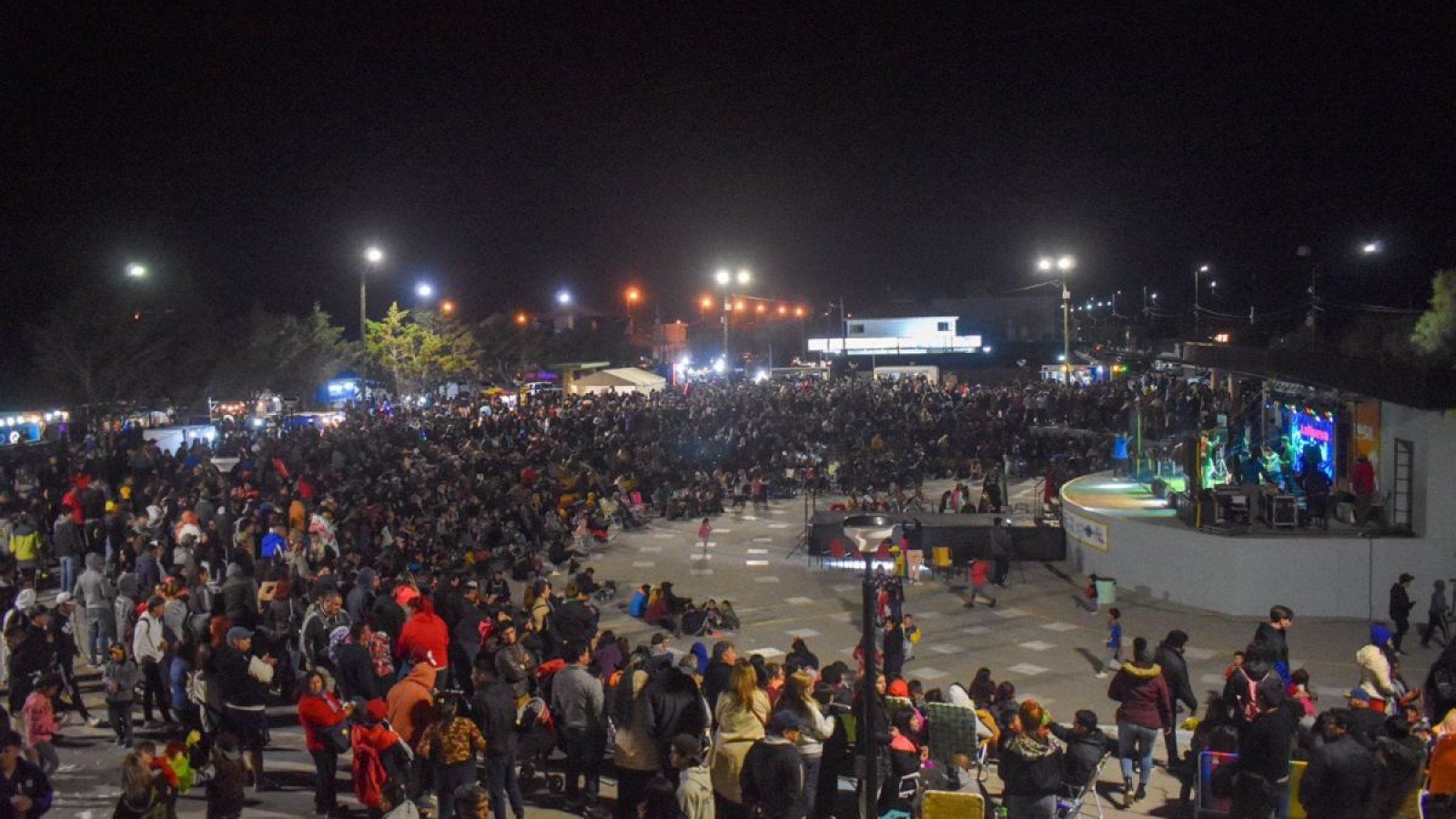 La 41° Fiesta Nacional del Atlántico Sur se celebra con Natalia Pastorutti y Cantinela