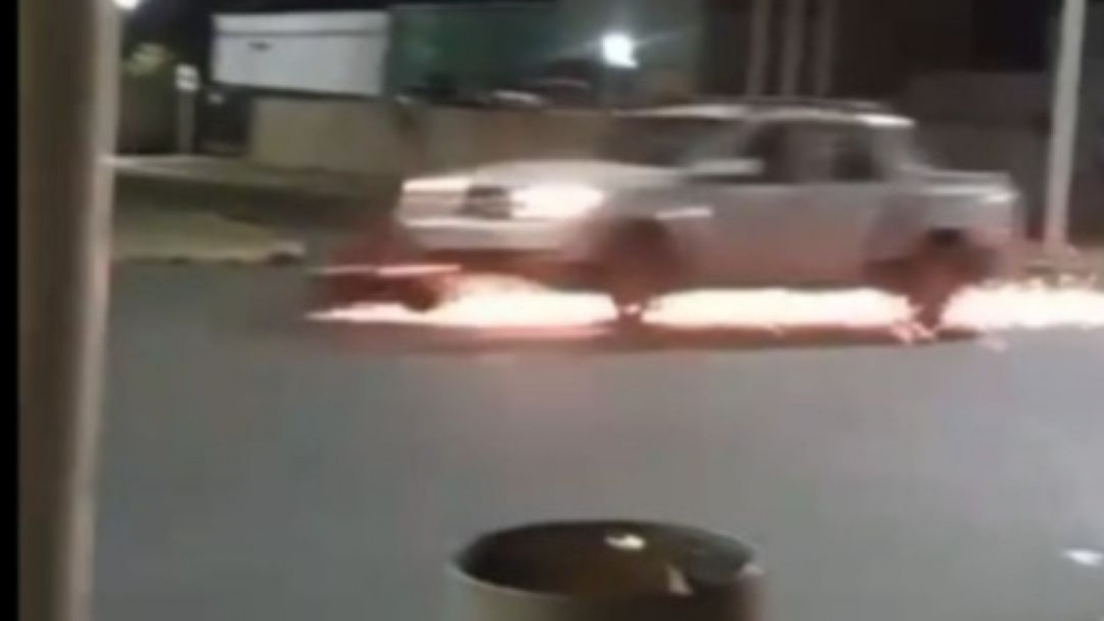 Atropello y fuga en Río Gallegos: una camioneta arrastró una moto y dejó a dos jóvenes heridos