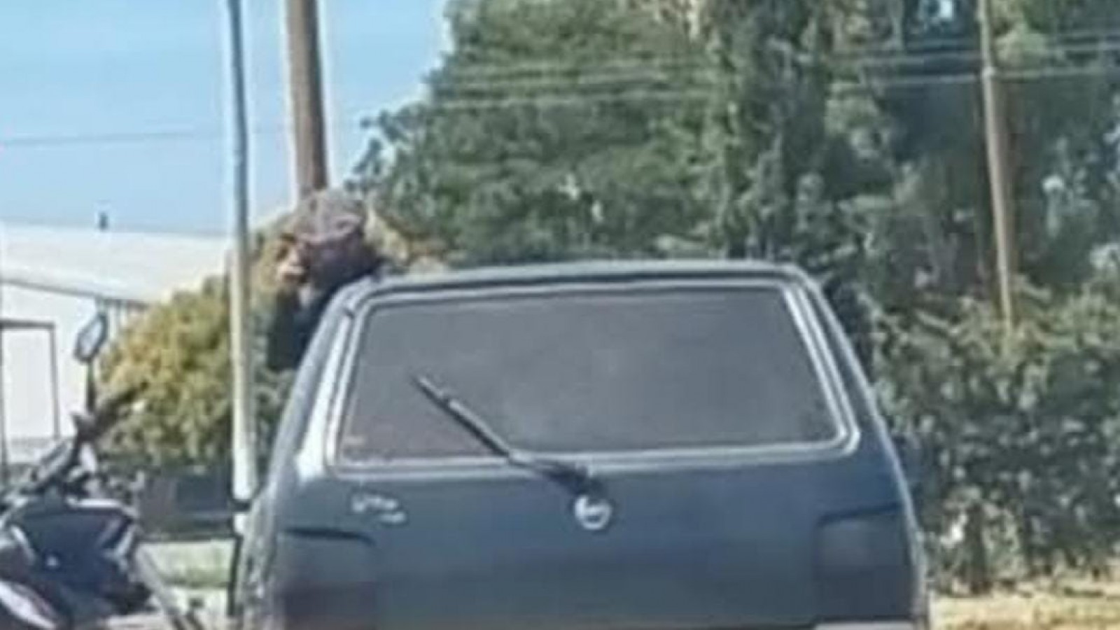 Motociclista herido tras chocar con un auto