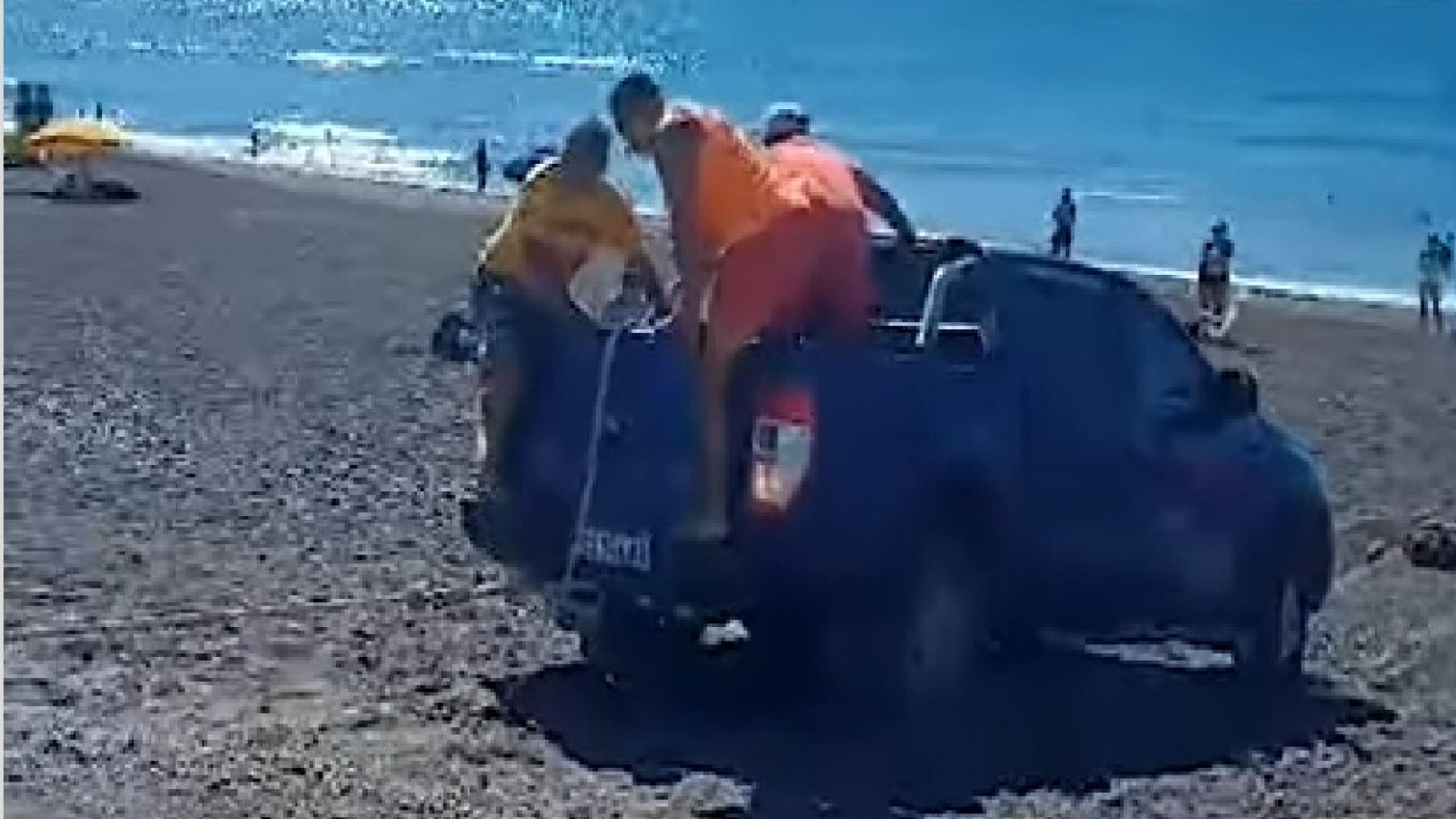 Se olvidó de poner el freno de mano y la camioneta hizo "surf" en Playa Unión