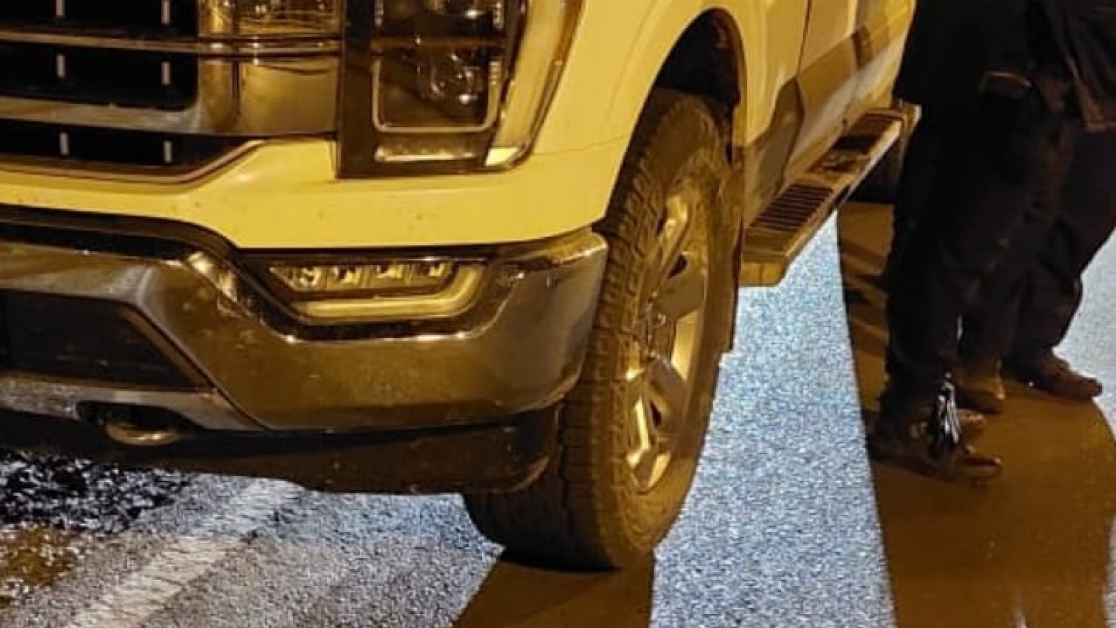 Pararon una camioneta en un control y los ocupantes llevaban un revólver