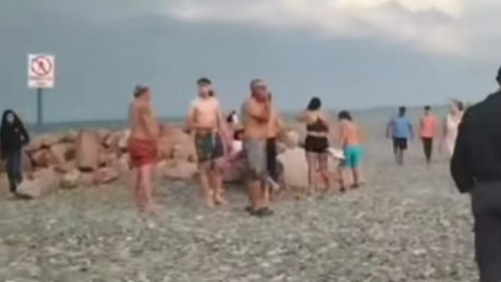 ¡Héroes en Playa Unión! Una madre y su hermana rescataron a dos nenas del mar