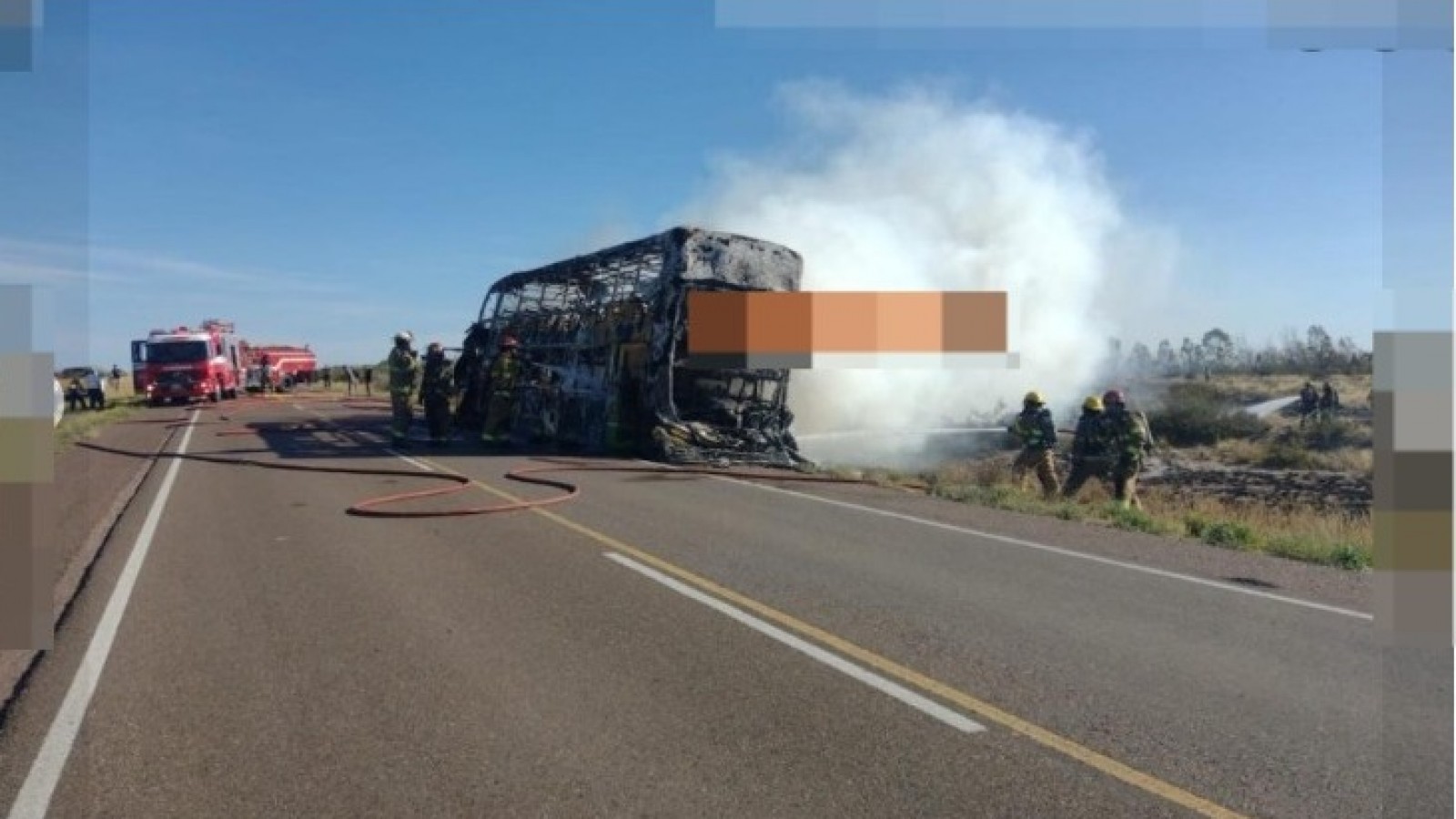 Incendio de colectivo en Ruta 1: Los bomberos luchan contra las llamas cerca del Parque Ecológico El Doradillo