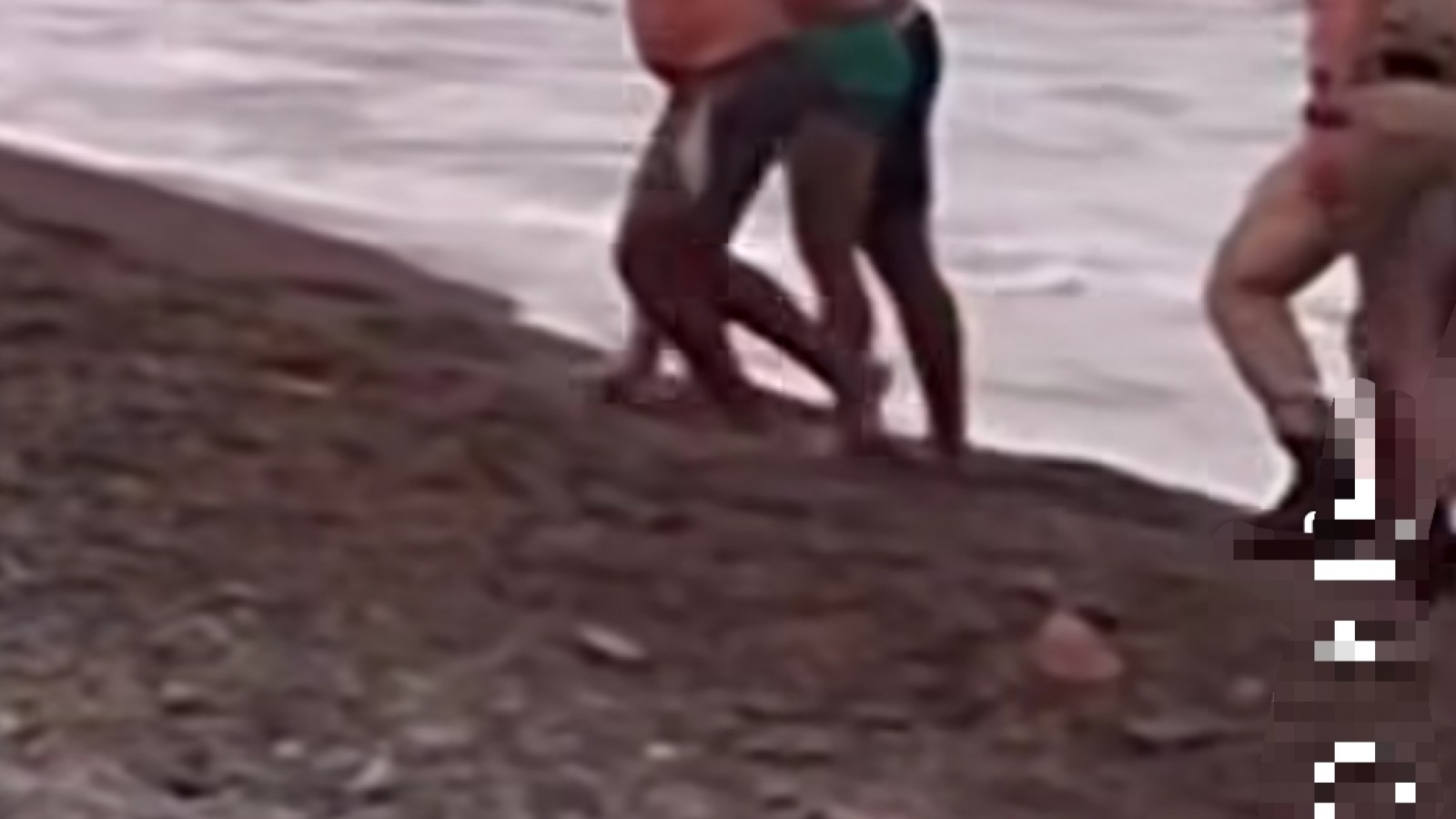 Guardavidas le salvaron la vida a un hombre que se metió al mar fuera de horario