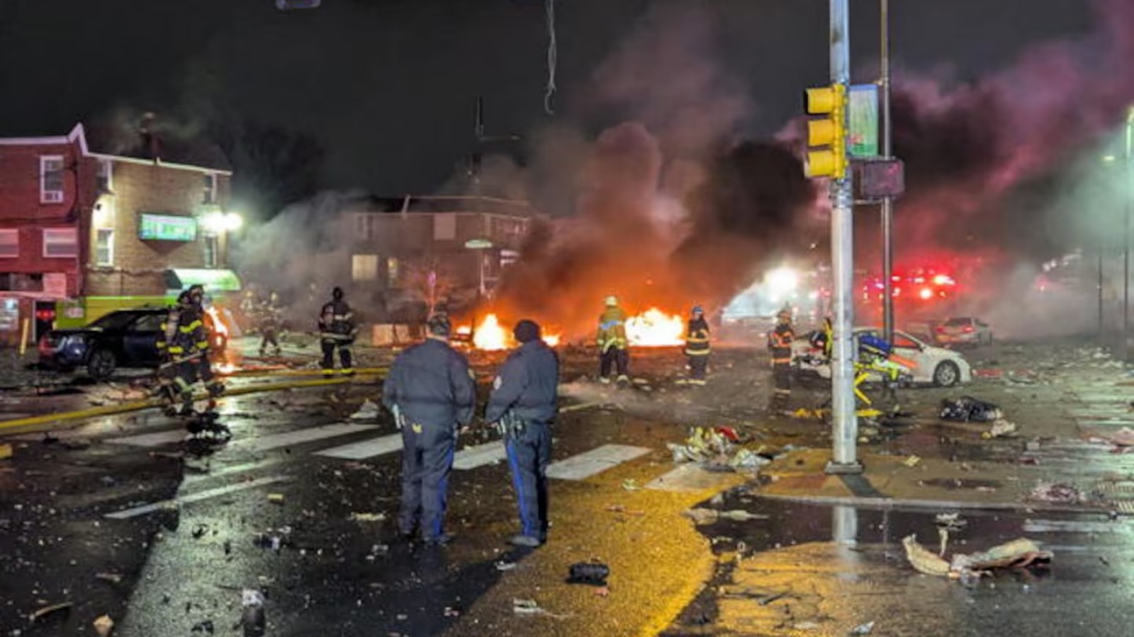 Una avioneta cayó en una zona residencial de Filadelfia: al menos dos muertos y varios heridos