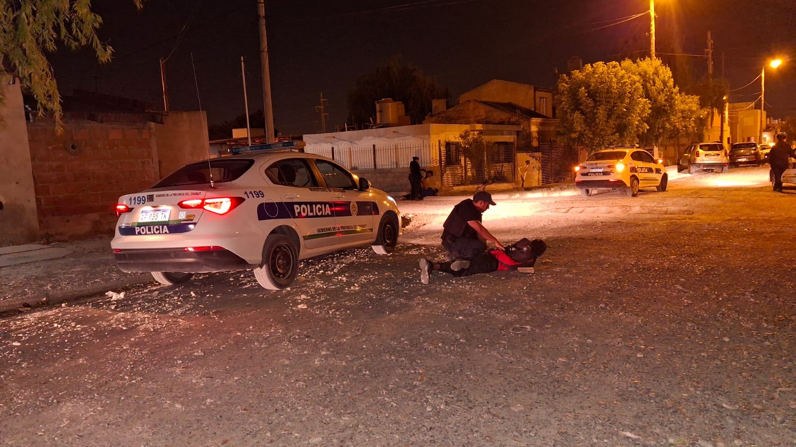 Le pusieron un cuchillo de 24 cm en la cara para robarle el auto, aceleró y la policía los atrapó