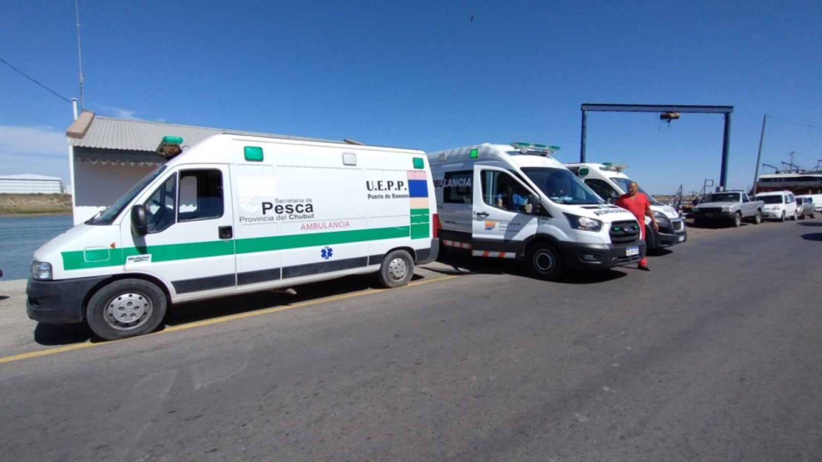 Se hundió un barco en Puerto Rawson: Rescatan a ocho tripulantes