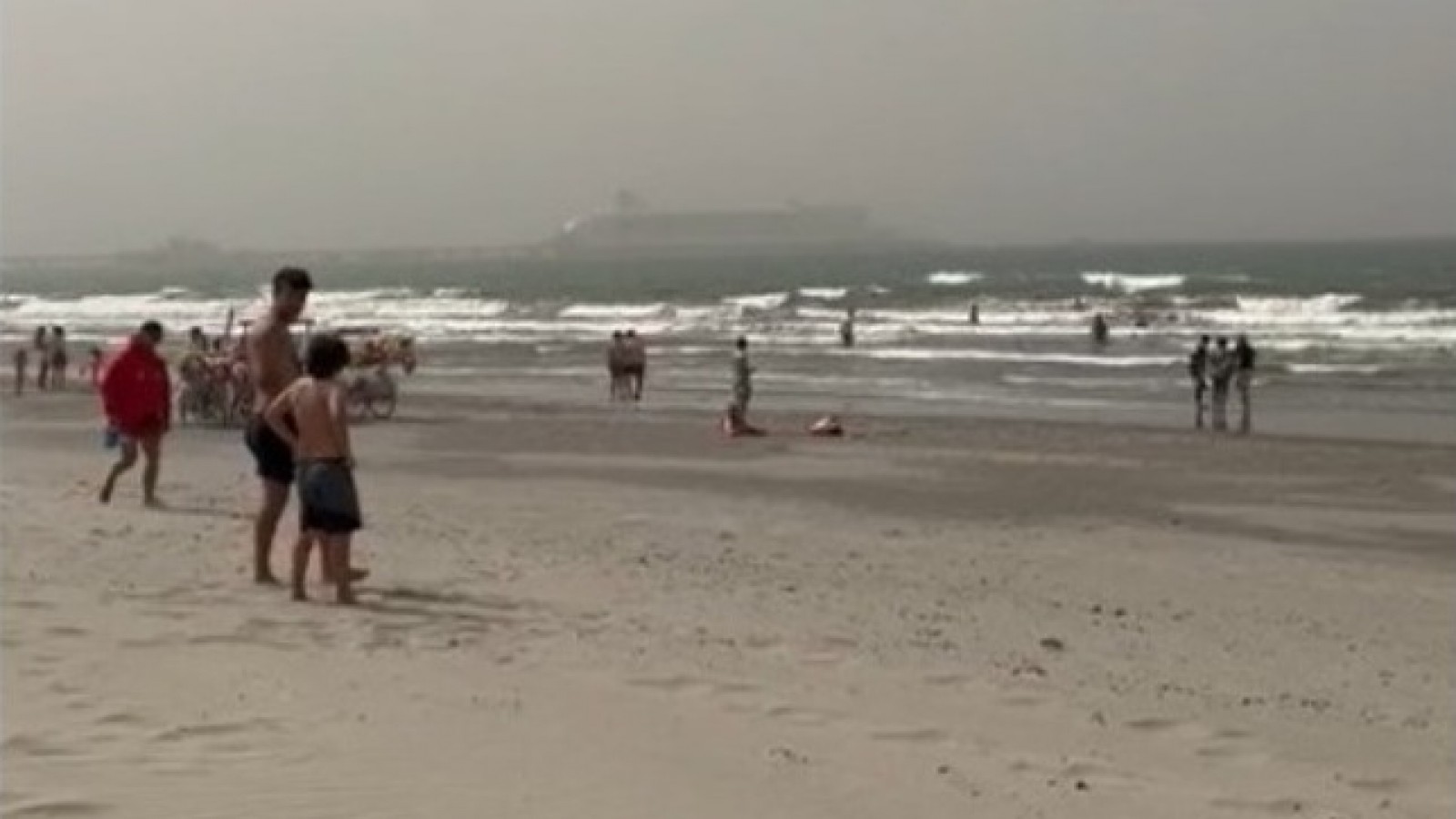 El viento levantó cenizas del incendio en El Doradillo y cubrió Puerto Madryn con una densa nube gris
