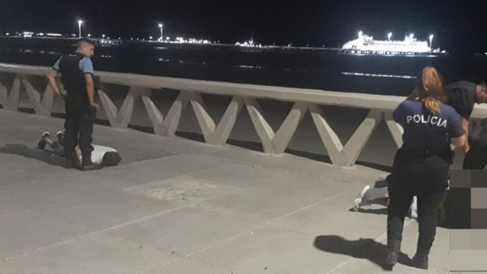 Violento robo en la rambla de Madryn: golpearon y asaltaron a un menor