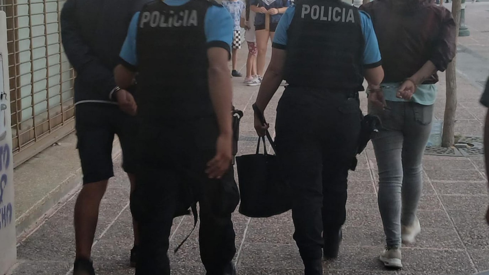 Detienen a dos personas por el robo de un celular y amenazas en Trelew