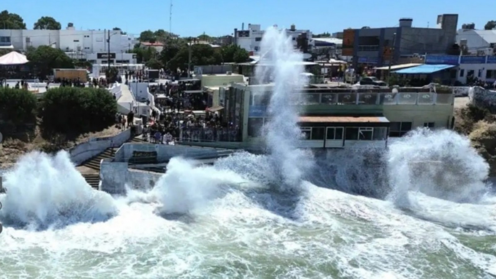 Alerta en Las Grutas por mareas extraordinarias: ¿olas de 9 metros?