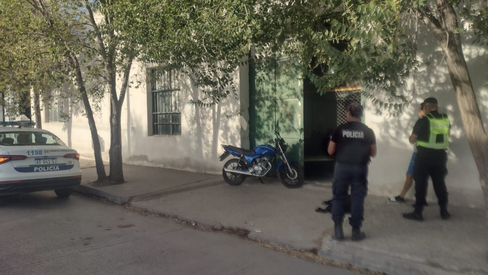 Lo encontraron con sus hijos en la cancha y cayó por violar la perimetral que le prohíbe acercarse a ellos