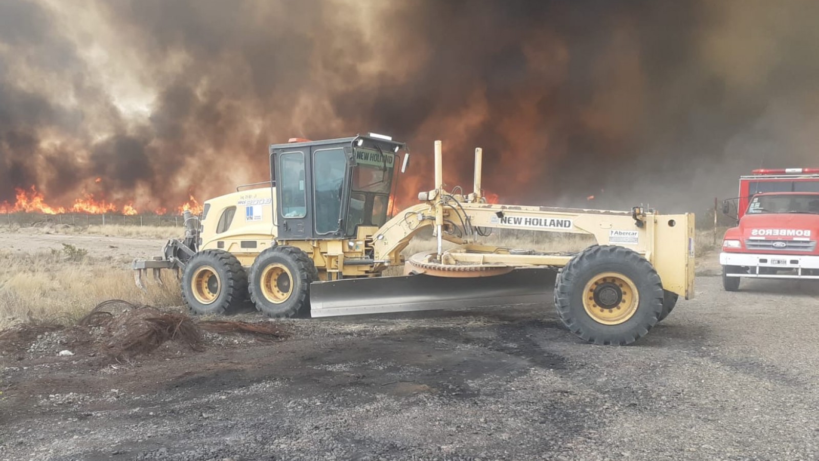 Vialidad Nacional refuerza cortafuegos en Ruta 3: incendio contenido, pero con focos activos