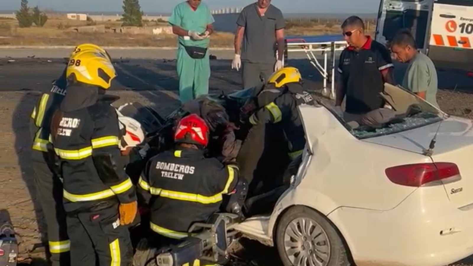 Impactante choque frontal en la doble trocha: un taxista sigue grave en terapia intensiva