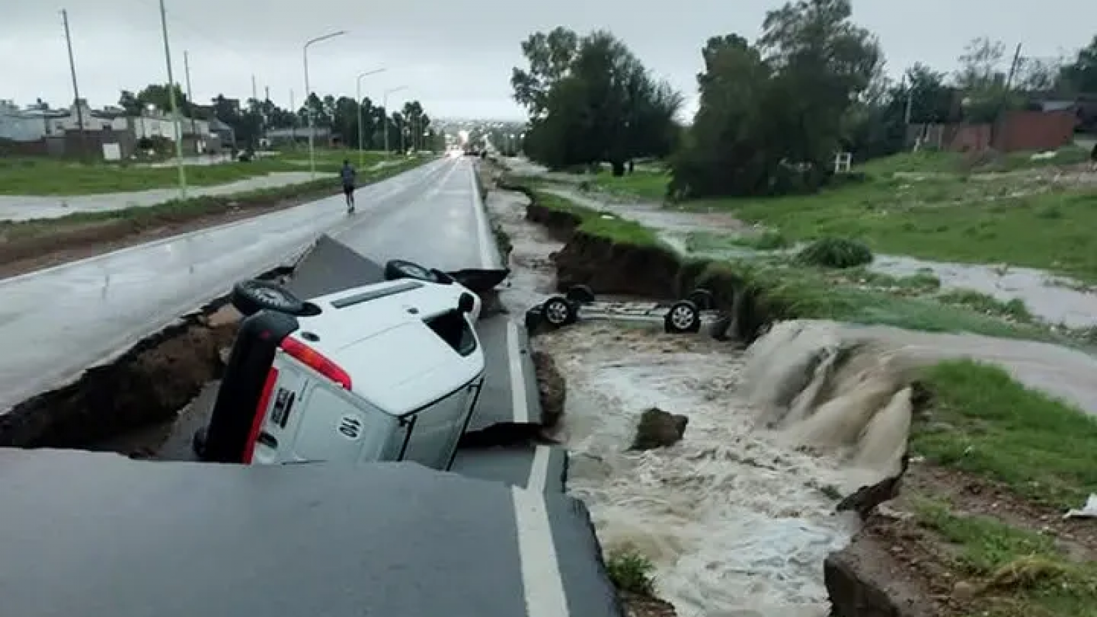 Inundaciones y caos en Bahía Blanca: Más de 200 mm de lluvia en 4 horas y 36 familias evacuadas