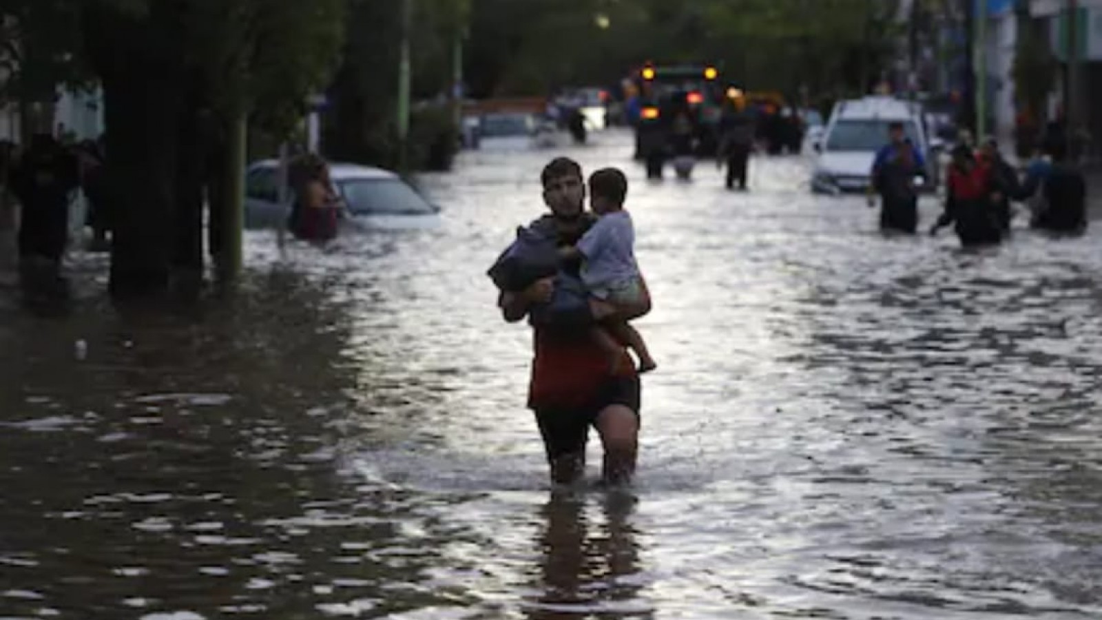 Bahía Blanca en emergencia: 13 muertos y búsqueda de desaparecidos tras el temporal