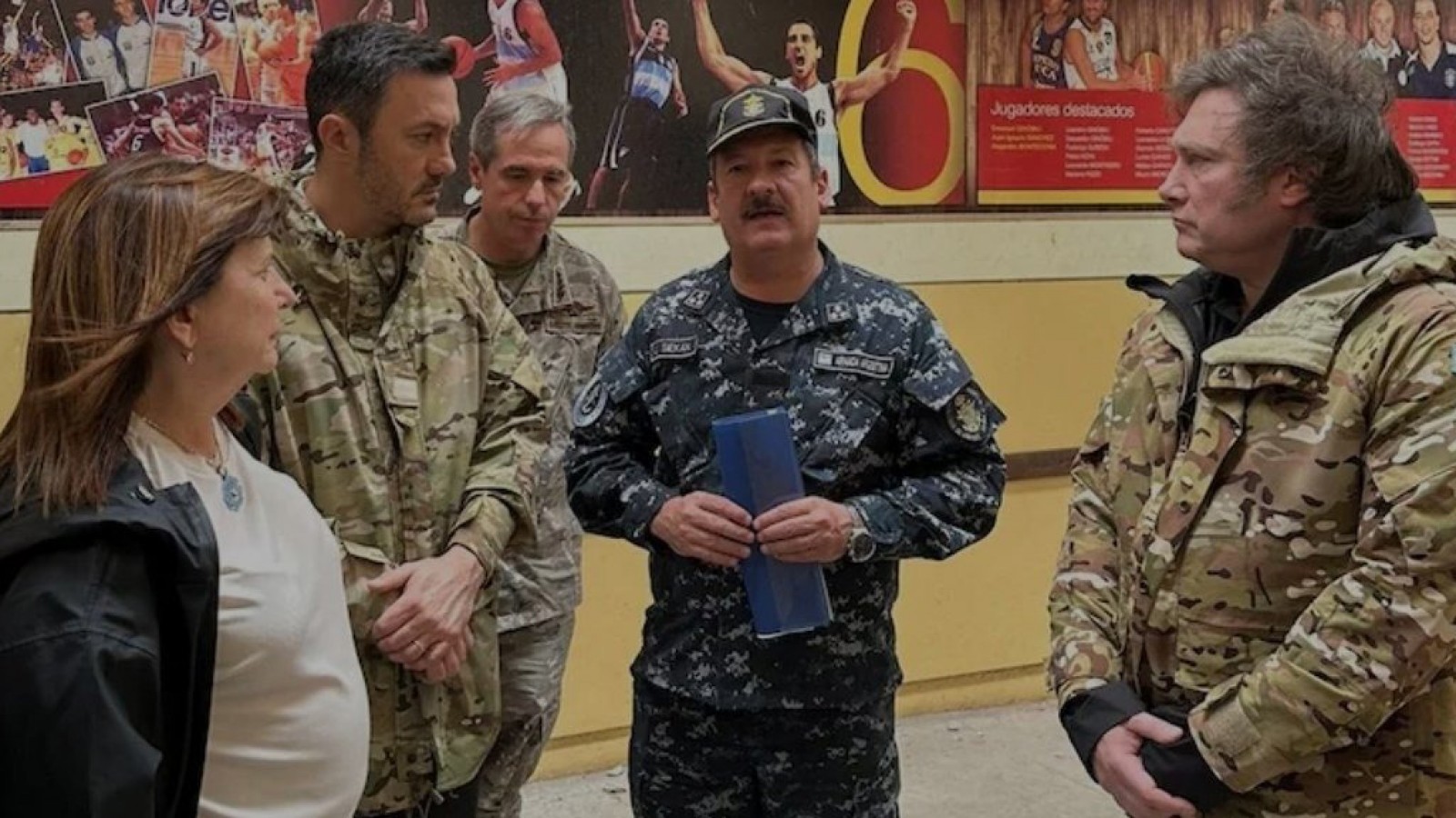 Milei en Bahía Blanca: supervisa el montaje de un puente militar tras el temporal