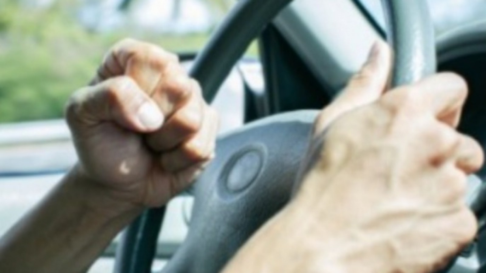 Chocó cuatro autos, agredió a una mujer y fue retenido por vecinos