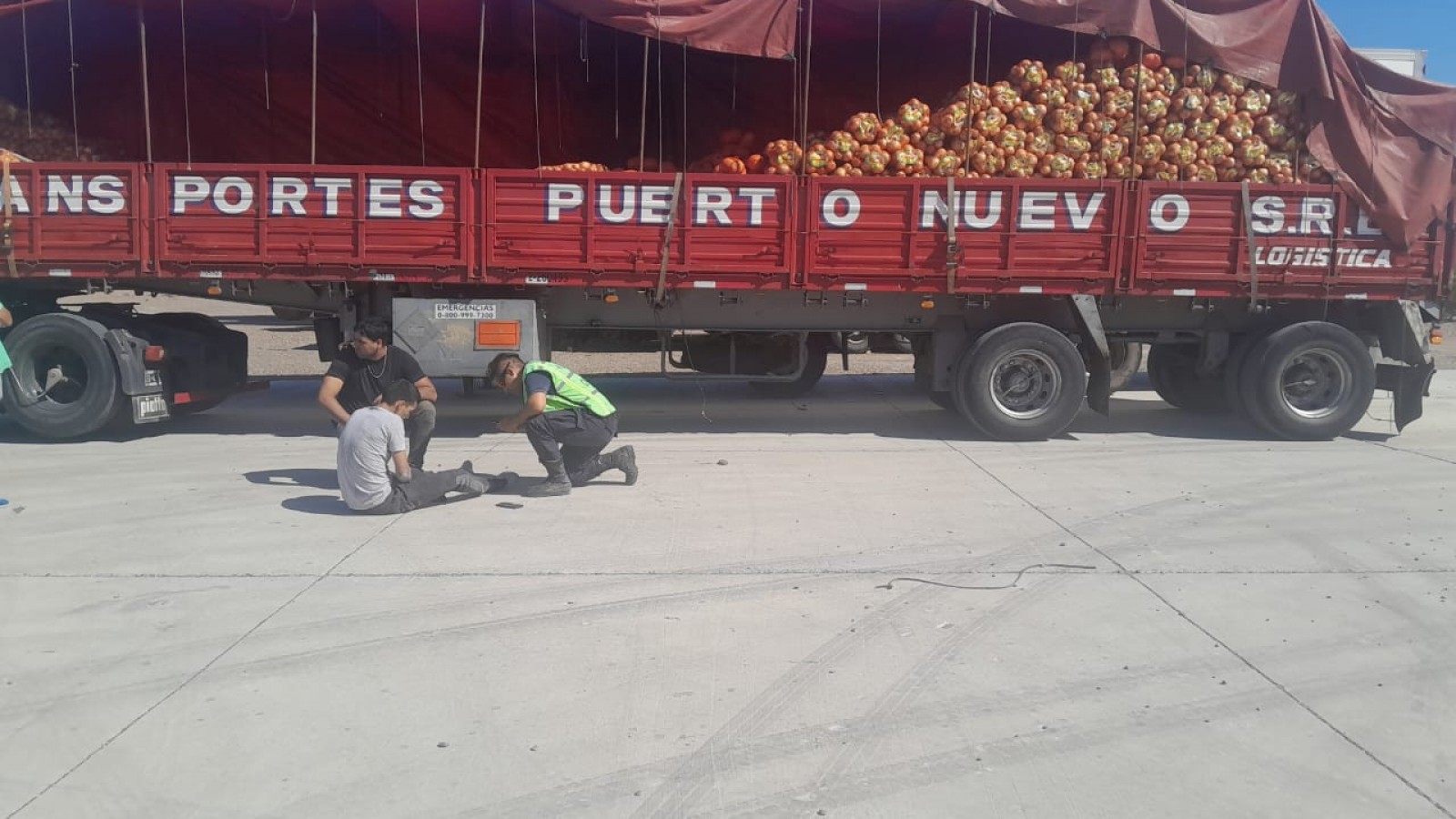 Un trabajador resultó herido tras caer de un camión en Trelew