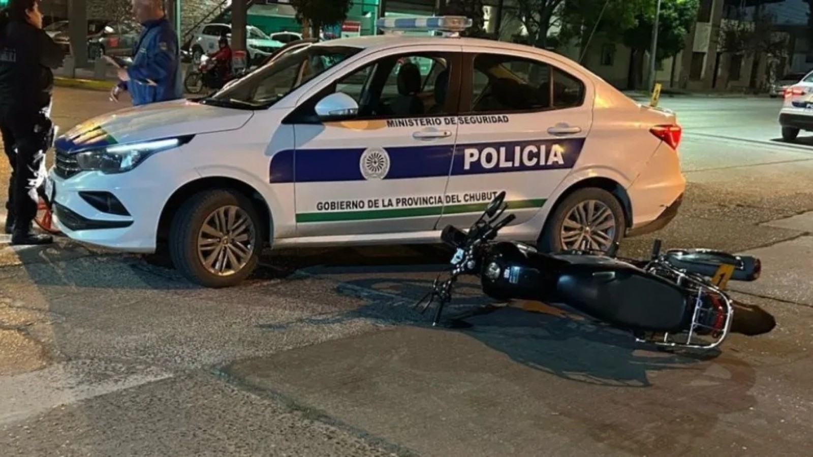 Un motociclista de 19 años escapó de la policía y chocó un patrullero en Puerto Madryn