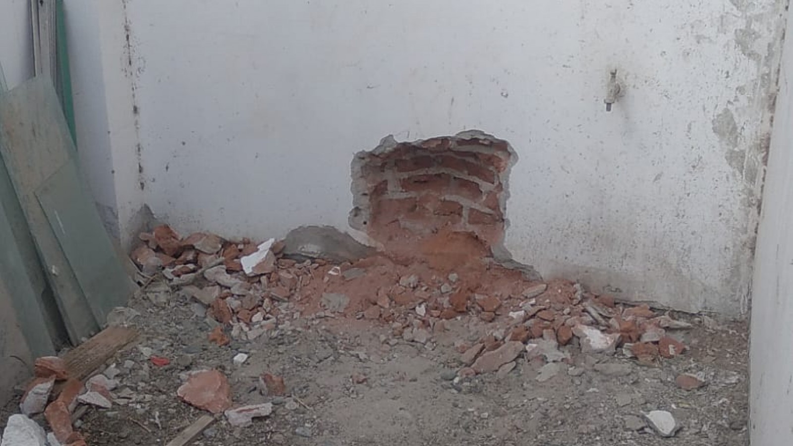Intentaron robar en una armería de Trelew pero la alarma los delató