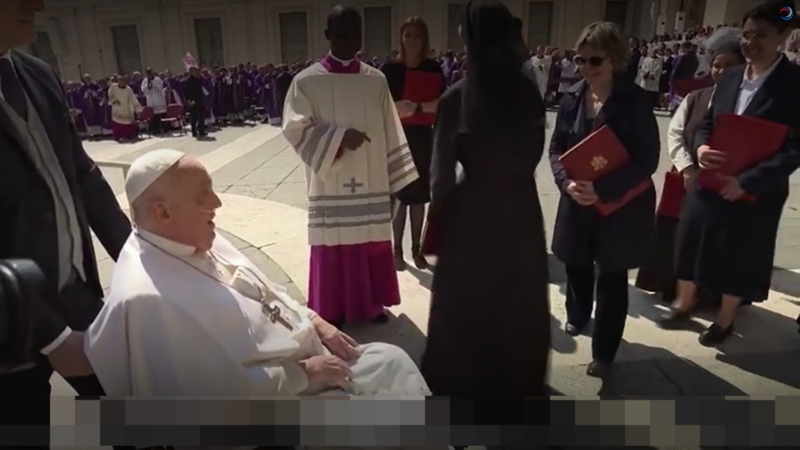 El Papa Francisco reapareció en público con oxígeno y en silla de ruedas tras una grave neumonía