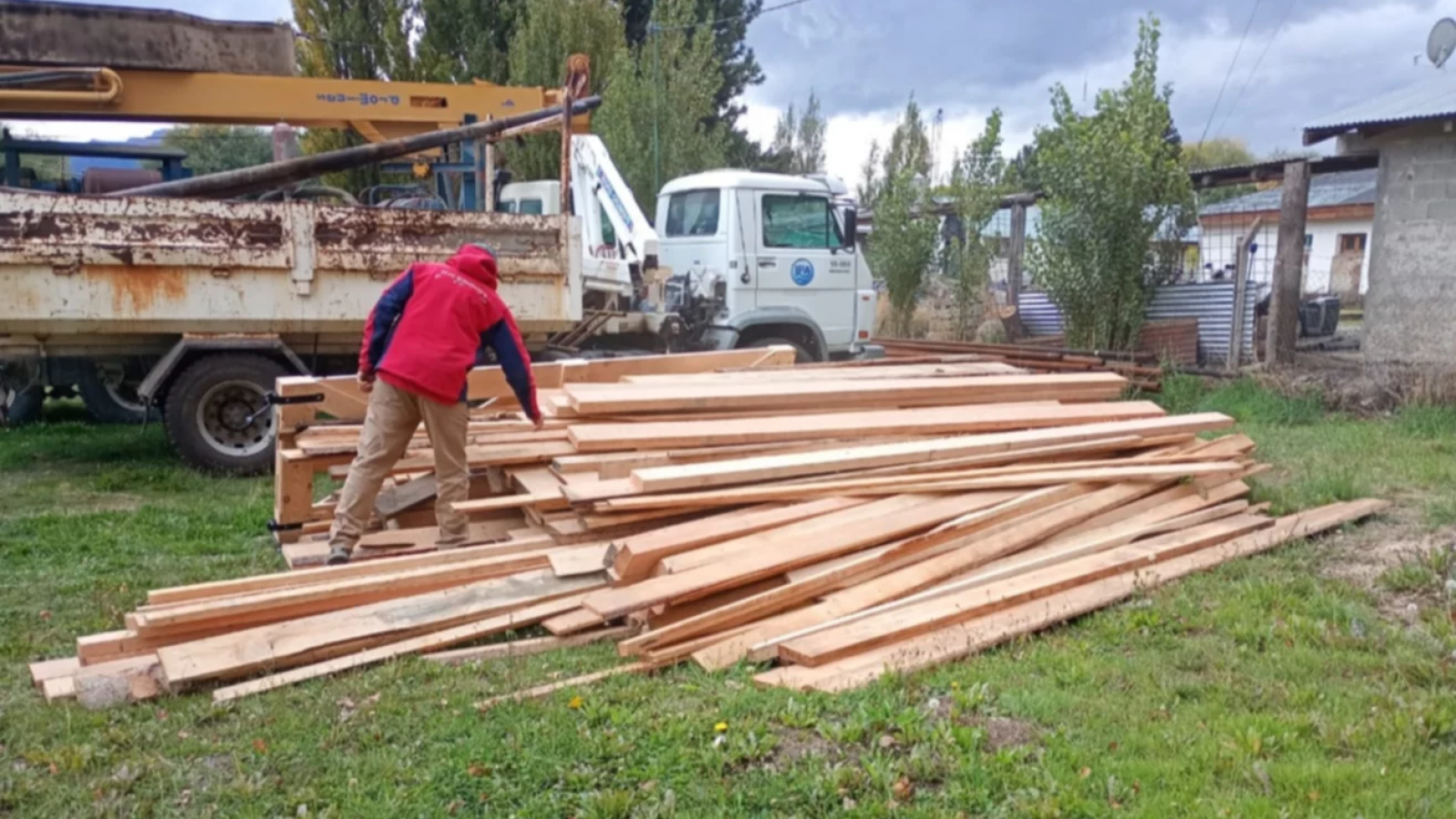 Nuevos allanamientos en Lago Puelo: secuestran 7.000 pies de madera en operativo contra el tráfico ilegal