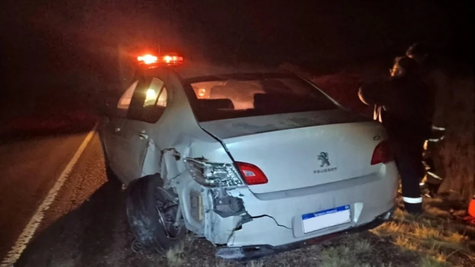 Encontraron a un hombre durmiendo en un auto chocado al costado de la Ruta 3