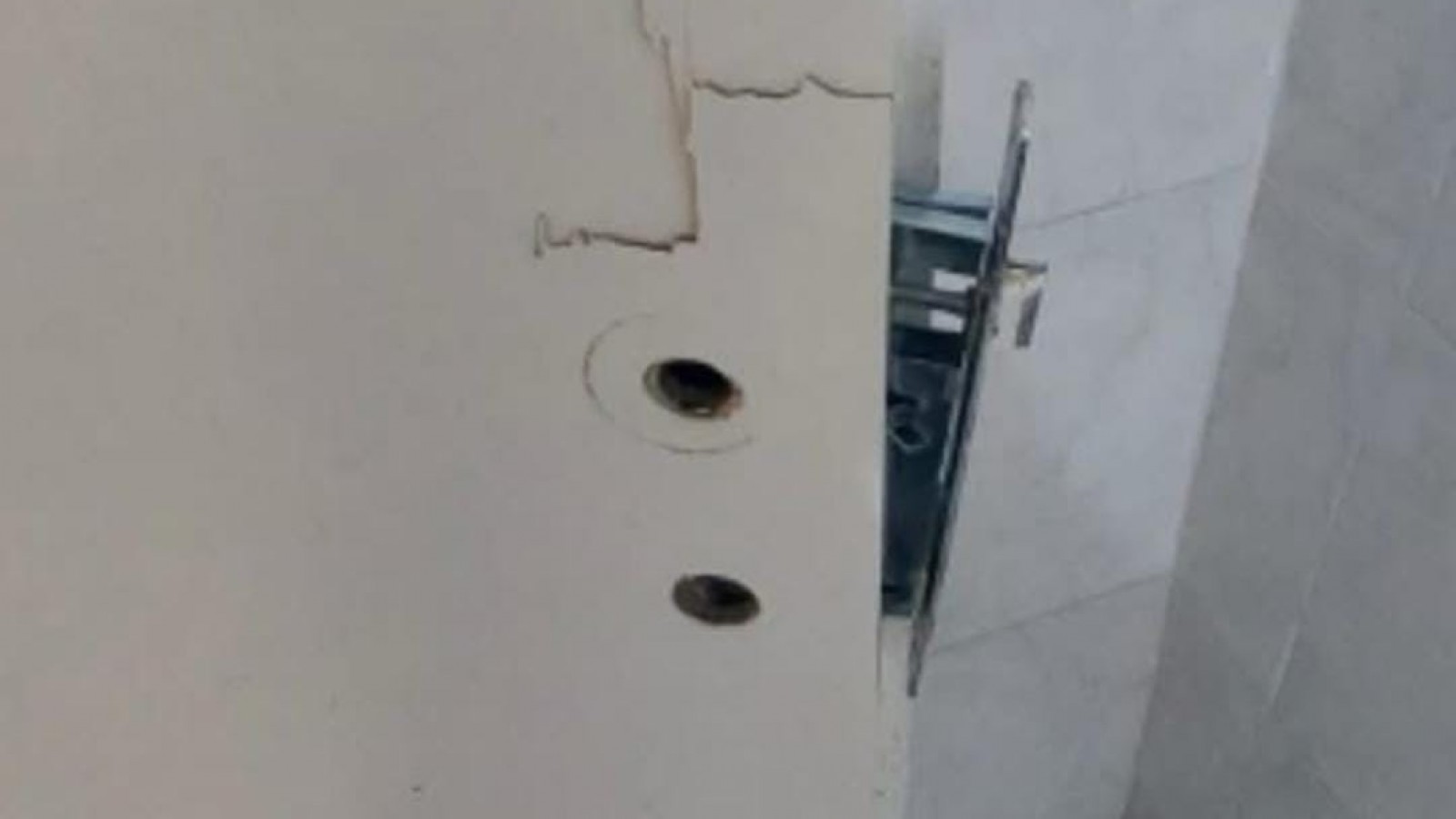 Detuvieron a dos hombres por causar daños en un local comercial