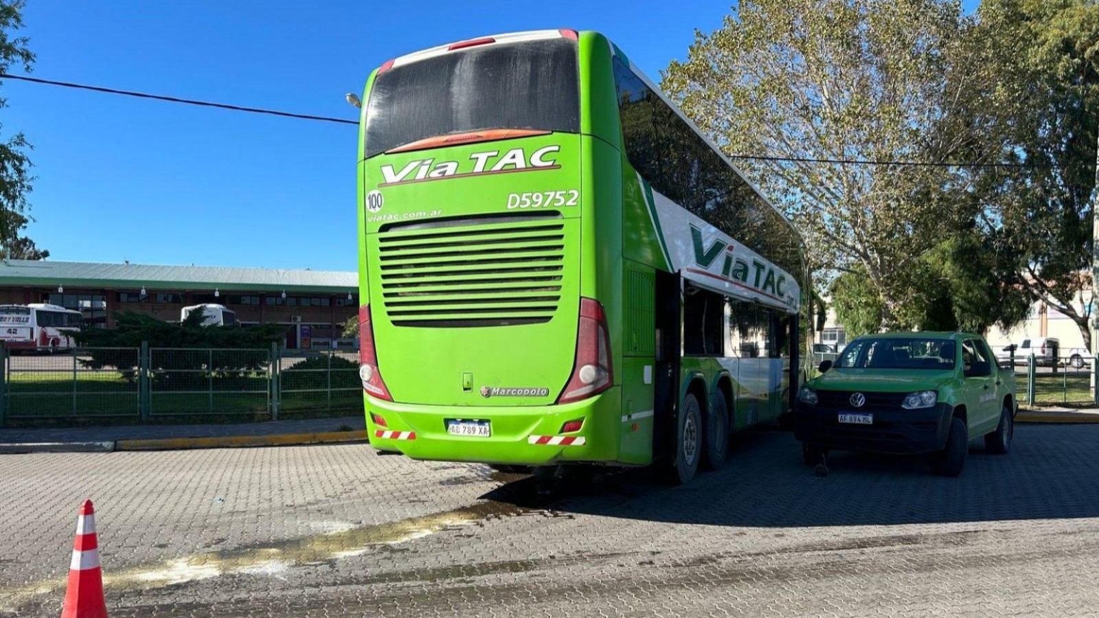 Puerto Madryn: un colectivo se averió en la entrada de la Terminal y cortó el tránsito