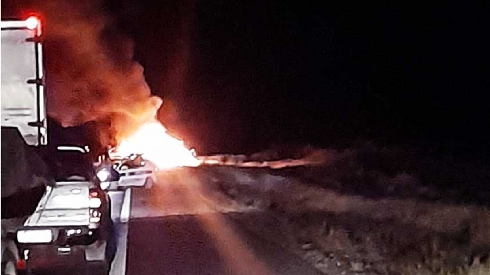Impactante incendio de un auto en la doble trocha entre Trelew y Puerto Madryn