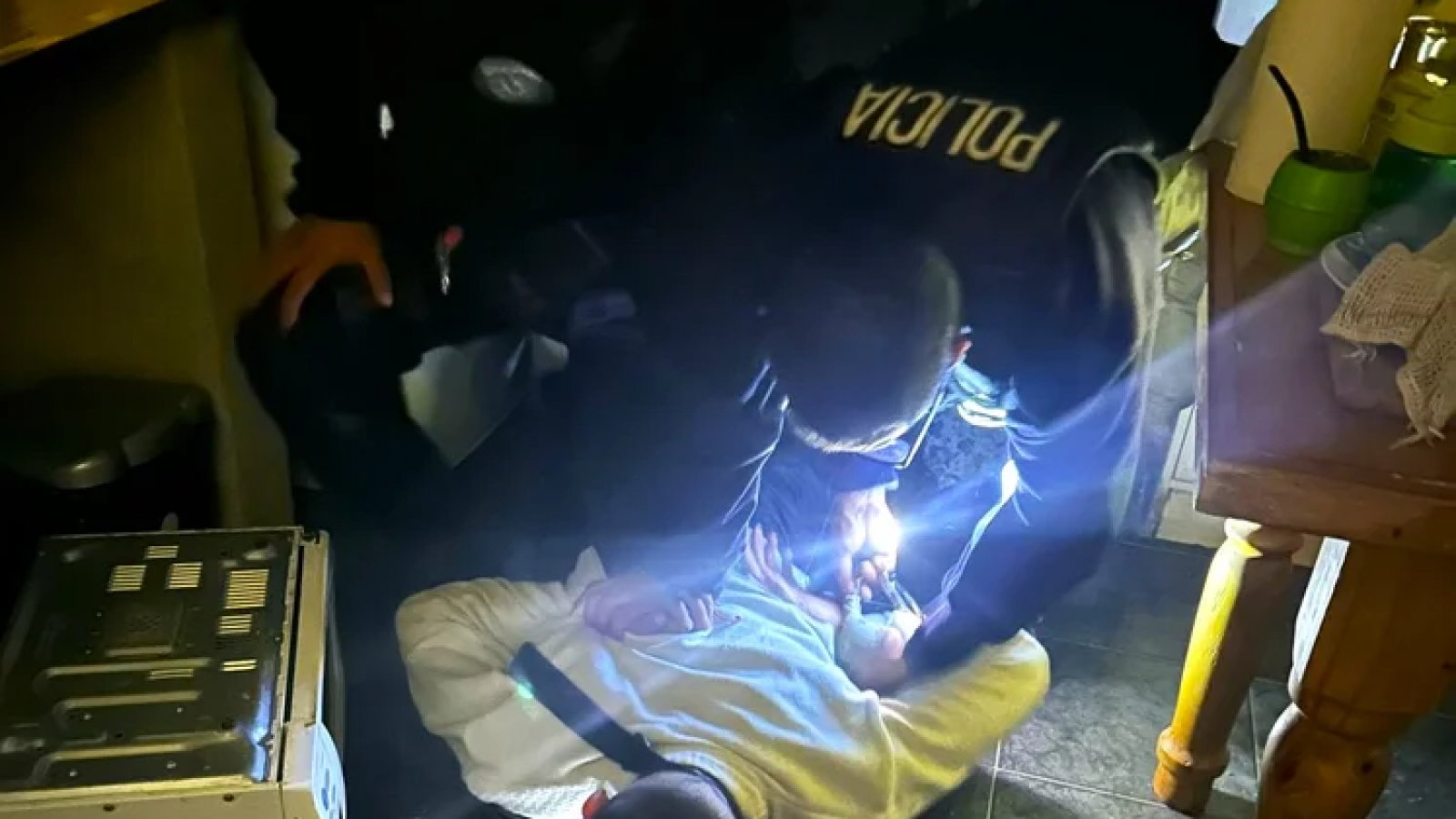 Intentó robar con una navaja y lo atraparon dentro de la casa: "Monito" cayó en el barrio INTA