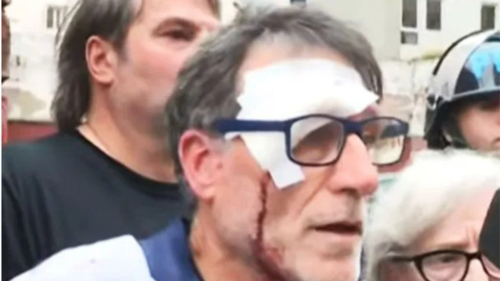 Represión a jubilados: golpearon al padre Paco Olveira frente al Congreso
