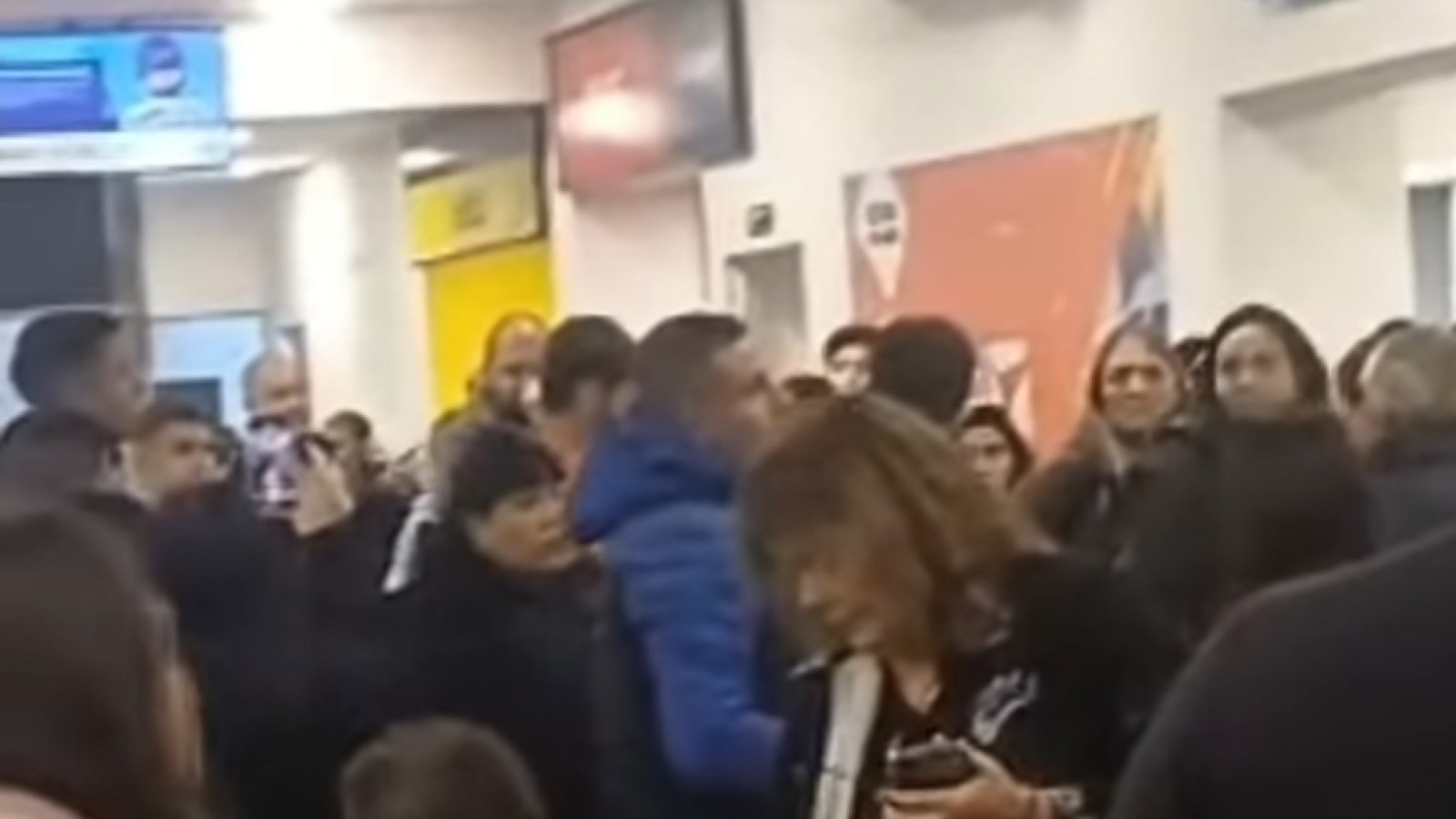 Gritos y enojo en el aeropuerto de Madryn tras la cancelación de un vuelo de Flybondi