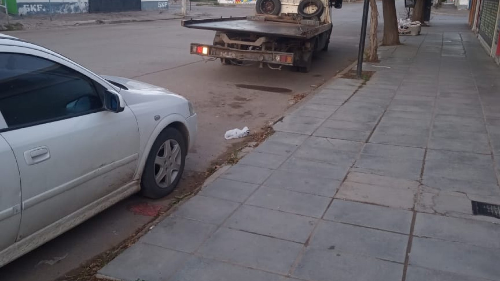 Conducía en contramano, se negó a bajar del auto y no pudieron hacerle el test de alcoholemia