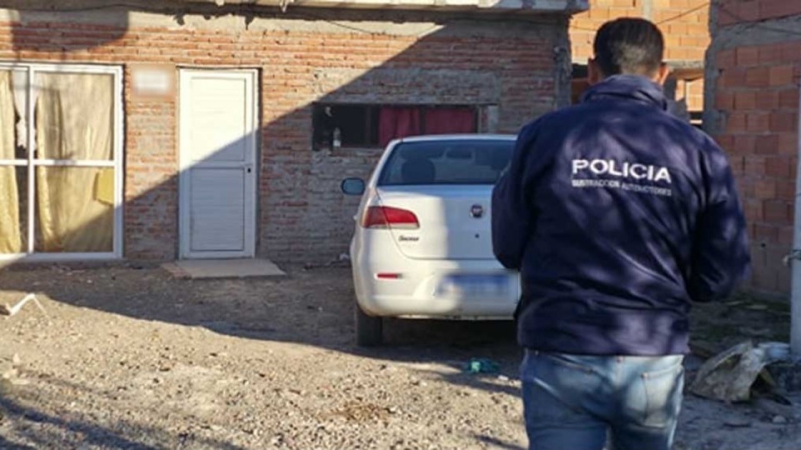Trelew: recuperan un remis robado y secuestran un arma durante un allanamiento
