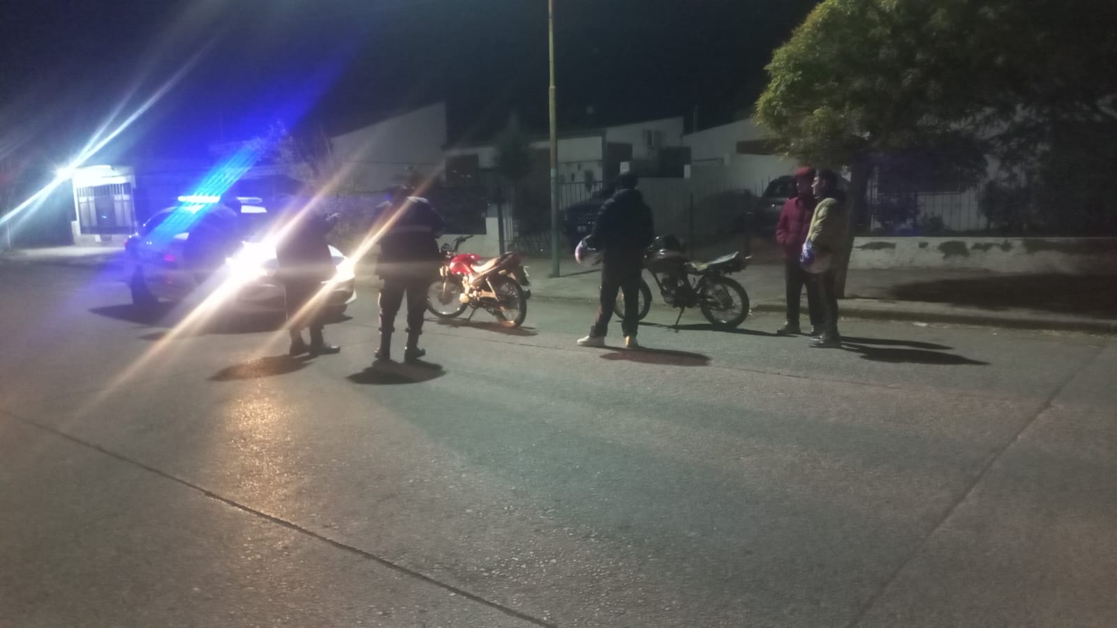 Patrullaje nocturno: sorprendieron a tres motociclistas sospechosos y uno logró escapar
