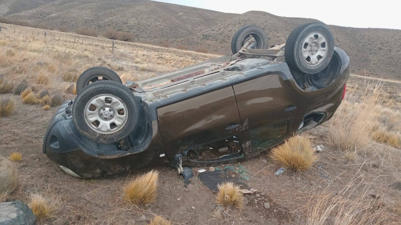 Iba de Trelew a El Bolsón, se durmió y volcó cerca de Tecka