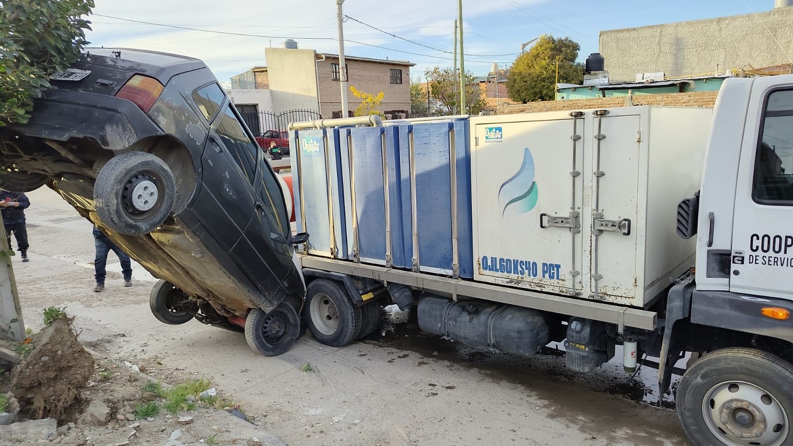 Un camión de la Cooperativa resbaló y dejó un Fiat Uno colgado: "¡Sentí el golpe y era mi auto volando!"
