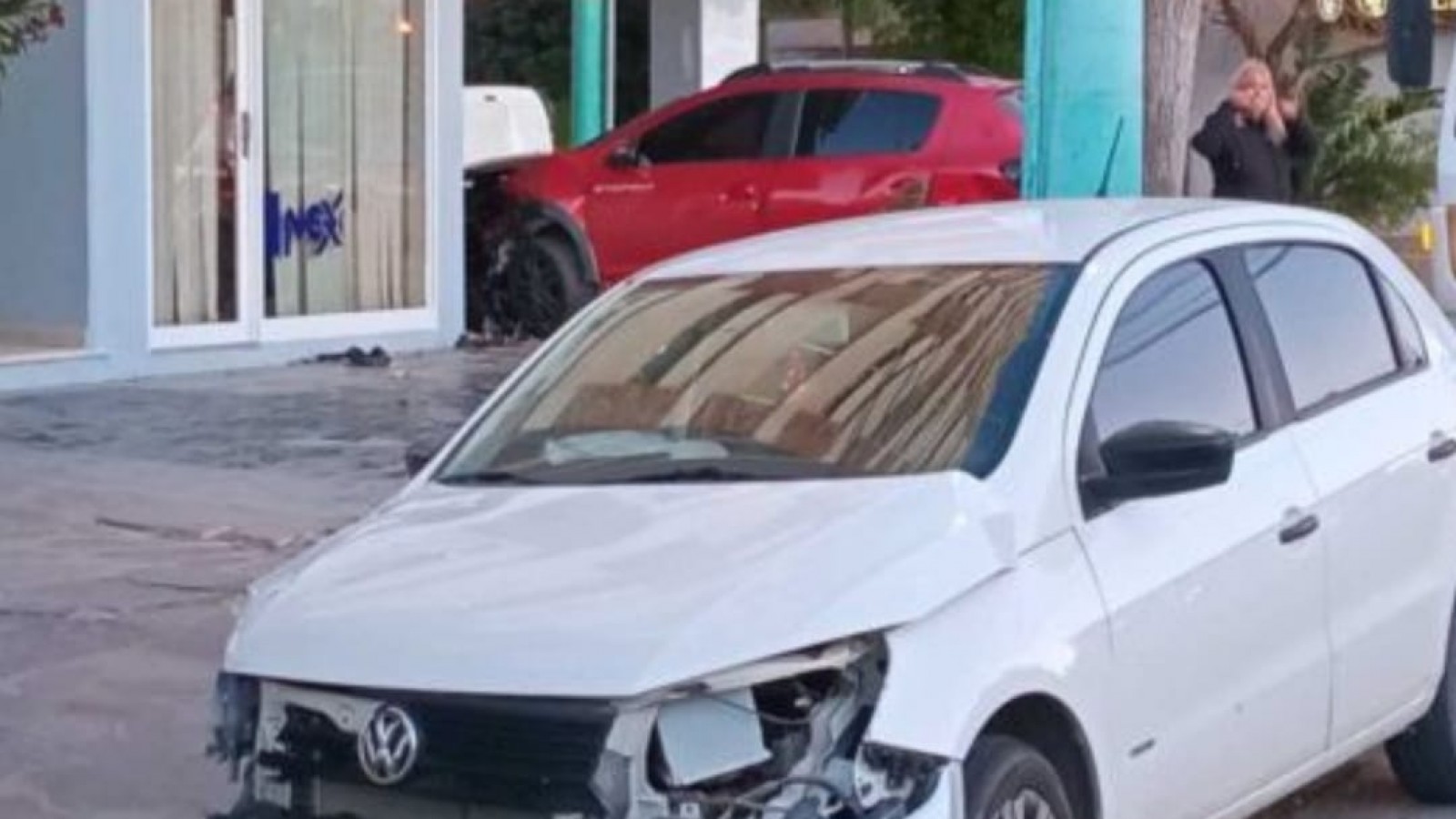 Nuevo choque en Fontana e Inmigrantes: dos vehículos colisionaron y uno terminó frente a una inmobiliaria