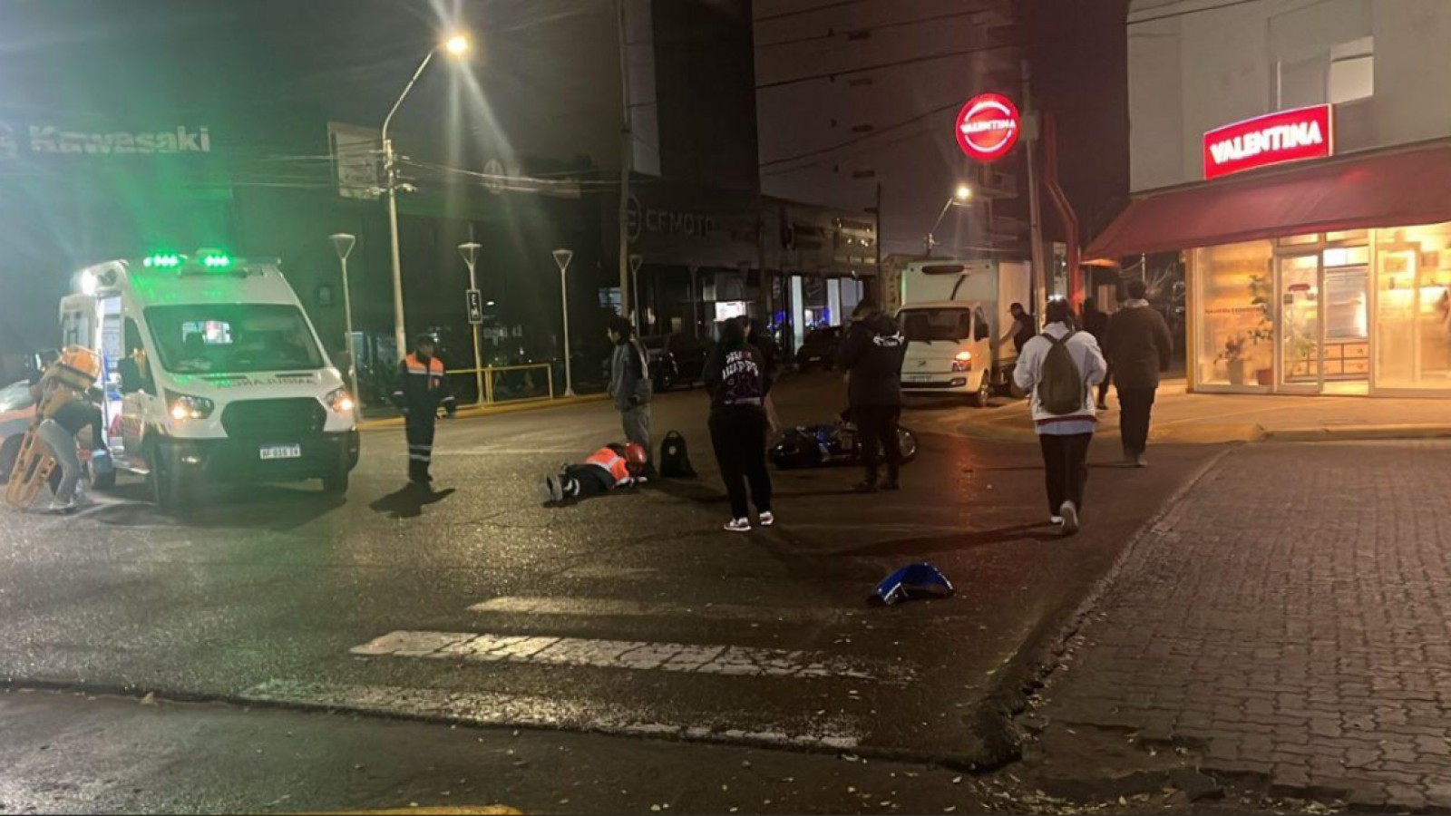 Fuerte choque en Puerto Madryn: un motociclista resultó herido