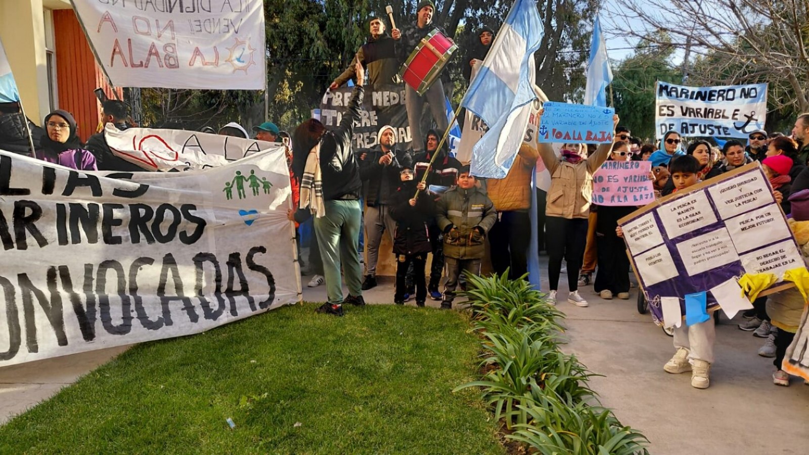 Familiares de marineros se movilizan en Puerto Madryn en medio del conflicto pesquero