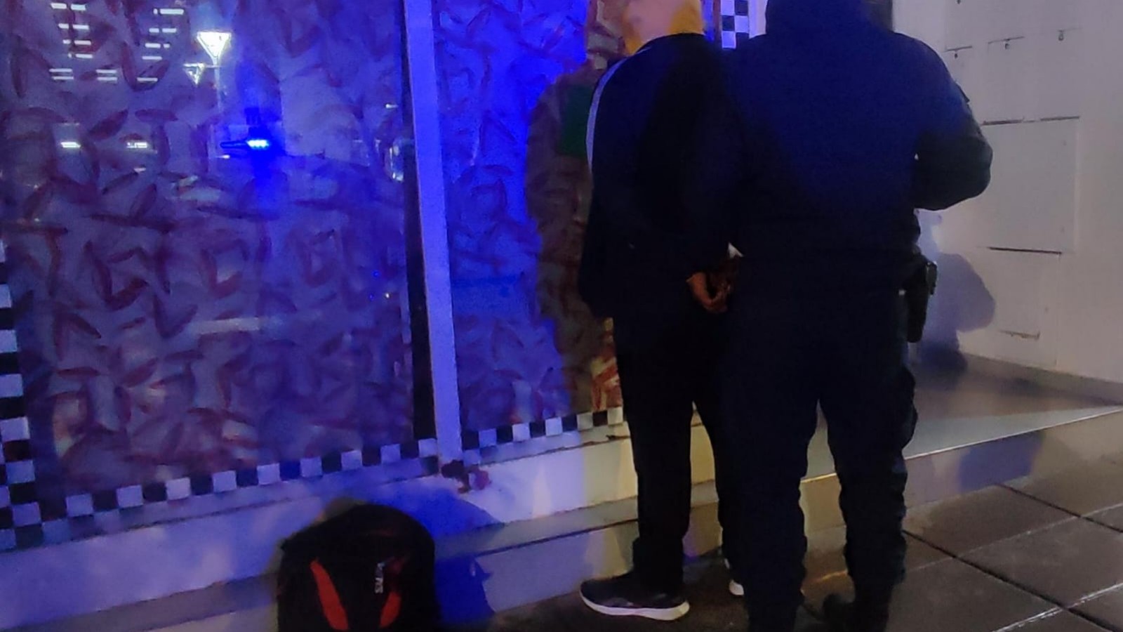 Detienen a dos hombres por robar en una tienda de ropa en pleno centro de Puerto Madryn