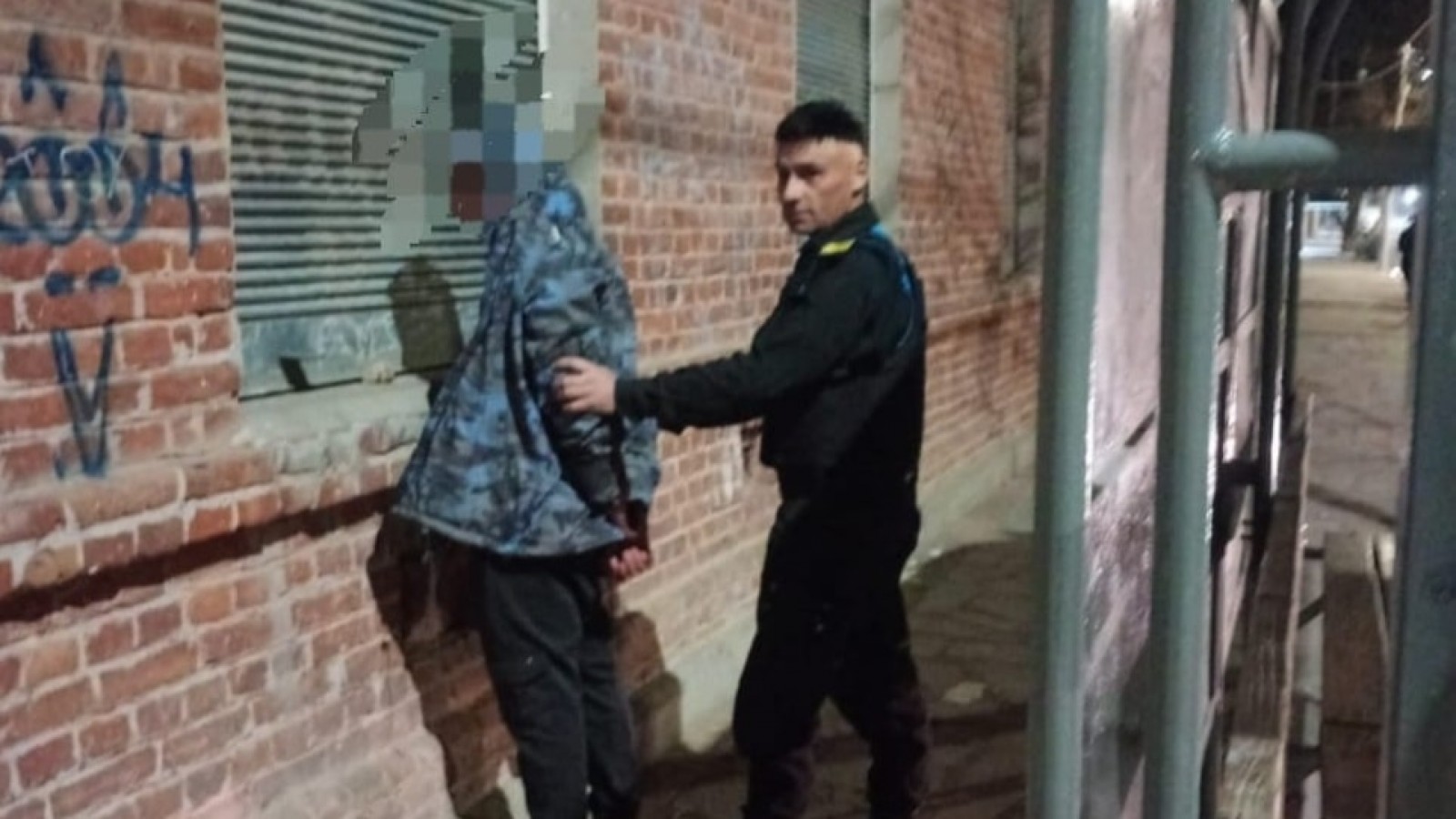 Puerto Madryn: dañaron un auto y fueron detenidos en una garita de colectivo